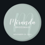 Modern Script Personalisiert Bridesmaid Magnet<br><div class="desc">Fügen Sie Ihrer Hochzeit eine persönliche Touch mit einem personalisierten Magneten für Bräuner hinzu. Dieser Magnet zeichnet sich durch den personalisierten Namen der Brautjungfrau aus, der im Stil eines modernen Schriftartes mit weißer Schrift und Monogramm im modernen, schlanken Stil eines modernen Drehbuch-Schriftartes als Hintergrund mit dem Titel und dem Hochzeitdatum...</div>