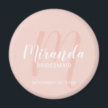 Modern Script Personalisiert Bridesmaid Magnet<br><div class="desc">Fügen Sie Ihrer Hochzeit eine persönliche Touch mit einem personalisierten Magneten für Bräuner hinzu. Dieser Magnet zeichnet sich durch den personalisierten Namen einer Brautjungfrau aus, der im Stil eines modernen Schriftartes mit weißer Schrift und ein Monogramm im modernen, rosa Schriftart-Stil mit rosa Schrift als Hintergrund mit dem Titel und dem...</div>