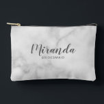 Modern Script Personalisiert Bridesmaid Name Zubehörtasche<br><div class="desc">Modernes Drehbuch Personalisiert Bridesmaid Geschenk mit personalisierten Bräunungsnamen in grauem,  modernem Drehbuch-Schriftart mit Titel und Hochzeitsdatum in modernen sans serif Schriftart Stil auf weißem Marmor Hintergrund. Auch perfekt für Trauzeugin,  Blume Mädchen,  Mutter der Braut und mehr.</div>