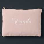 Modern Script Personalisiert Bridesmaid Name Zubehörtasche<br><div class="desc">Modernes Drehbuch Personalisiert Bridesmaid Geschenk mit dem personalisierten Namen der Brautjungfrau in einem modernen, weißen Schriftart-Stil mit Titel und Hochzeitstag in modernen sans serif Schriftart Stil auf rot rosa Hintergrund. Auch perfekt für Trauzeugin, Blume Mädchen, Mutter der Braut und mehr.</div>