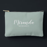 Modern Script Personalisiert Bridesmaid Name Zubehörtasche<br><div class="desc">Modernes Drehbuch Personalisiert Bridesmaid Geschenk mit personalisierten Namen von Brautjungfrau im modernen, weißen Script-Schriftart Stil mit Titel und Hochzeitdatum in modernen sans serif Schriftart Stil auf schlauer grüner Hintergrund. Auch perfekt für Trauzeugin, Blume Mädchen, Mutter der Braut und mehr.</div>
