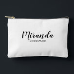 Modern Script Personalisiert Bridesmaid Name Zubehörtasche<br><div class="desc">Modernes Drehbuch Personalisiert Bridesmaid Geschenk mit personalisierten Namen von Brautjungfrau im modernen,  schwarz-Script-Schriftart-Stil mit Titel und Hochzeitdatum in modernen sans serif Schriftart Stil auf weißem Hintergrund. Auch perfekt für Trauzeugin,  Blume Mädchen,  Mutter der Braut,  Trauzeuge,  Trauzeuge und mehr.</div>