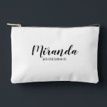 Modern Script Personalisiert Bridesmaid Name Zubehörtasche<br><div class="desc">Modernes Drehbuch Personalisiert Bridesmaid Geschenk mit personalisierten Namen von Brautjungfrau im modernen,  schwarz-Script-Schriftart-Stil mit Titel und Hochzeitdatum in modernen sans serif Schriftart Stil auf weißem Hintergrund. Auch perfekt für Trauzeugin,  Blume Mädchen,  Mutter der Braut,  Trauzeuge,  Trauzeuge und mehr.</div>