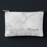 Modern Script Personalisiert Bridesmaid Name Zubehörtasche<br><div class="desc">Modernes Drehbuch Personalisiert Bridesmaid Geschenk mit personalisierten Bräunungsnamen in grauem, modernem Drehbuch-Schriftart mit Titel und Hochzeitsdatum in modernen sans serif Schriftart Stil auf weißem Marmor Hintergrund. Auch perfekt für Trauzeugin, Blume Mädchen, Mutter der Braut, Trauzeuge, Trauzeuge und mehr.</div>