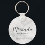 Modern Script Personalisiert Bridesmaid Schlüsselanhänger<br><div class="desc">Fügen Sie Ihrer Hochzeit eine persönliche Touch mit personalisiertem Schlüsselanhänger einer Brautjungfrau hinzu. Dieser Schlüsselanhänger mit personalisiertem Brautjungweih-Namen im Stil eines modernen, grauen Skriptstils mit Schriftart und Hochzeitdatum in grauem, modernem Sans Serif-Schriftart auf weißem Marmorboden. Auch perfekt für Trauzeugin, Mutter der Braut und mehr. Bitte beachten Sie: Die Marmordetails werden...</div>