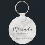 Modern Script Personalisiert Bridesmaid Schlüsselanhänger<br><div class="desc">Fügen Sie Ihrer Hochzeit eine persönliche Touch mit personalisiertem Schlüsselanhänger einer Brautjungfrau hinzu. Dieser Schlüsselanhänger mit personalisiertem Brautjungweih-Namen im Stil eines modernen, grauen Skriptstils mit Schriftart und Hochzeitdatum in grauem, modernem Sans Serif-Schriftart auf weißem Marmorboden. Auch perfekt für Trauzeugin, Mutter der Braut und mehr. Bitte beachten Sie: Die Marmordetails werden...</div>