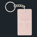 Modern Script Personalisiert Bridesmaid Schlüsselanhänger<br><div class="desc">Fügen Sie Ihrer Hochzeit eine persönliche Touch mit personalisiertem Schlüsselanhänger einer Brautjungfrau hinzu. Dieser Schlüsselanhänger zeichnet sich durch den personalisierten Namen einer Brautjungfrau aus, der im Stil eines modernen Schriftartes mit weißer Schrift und ein Monogramm im modernen, rot-rosa Drehbuch-Schriftart als Hintergrund mit dem Titel und dem Hochzeitdatum in weißem, modernen...</div>