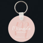 Modern Script Personalisiert Bridesmaid Schlüsselanhänger<br><div class="desc">Fügen Sie Ihrer Hochzeit eine persönliche Touch mit personalisiertem Schlüsselanhänger einer Brautjungfrau hinzu. Dieser Schlüsselanhänger zeichnet sich durch den personalisierten Namen einer Brautjungfrau aus, der im Stil eines modernen Schriftartes mit weißer Schrift und ein Monogramm im modernen, rot-rosa Drehbuch-Schriftart als Hintergrund mit dem Titel und dem Hochzeitdatum in weißem, modernen...</div>