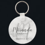 Modern Script Personalisiert Bridesmaid Schlüsselanhänger<br><div class="desc">Fügen Sie Ihrer Hochzeit eine persönliche Touch mit personalisiertem Schlüsselanhänger einer Brautjungfrau hinzu. Dieser Schlüsselanhänger zeichnet sich durch den personalisierten Namen einer Brautjungfrau aus, der im Stil eines grauen, modernen Drehbuch-Schriftartes und Monogramm im hellgrauen modernen Schriftart als Hintergrund mit dem Titel und dem Hochzeitdatum in grauem, modernem Sans Serif Schriftart...</div>