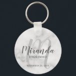 Modern Script Personalisiert Bridesmaid Schlüsselanhänger<br><div class="desc">Fügen Sie Ihrer Hochzeit eine persönliche Touch mit personalisiertem Schlüsselanhänger einer Brautjungfrau hinzu. Dieser Schlüsselanhänger zeichnet sich durch den personalisierten Namen einer Brautjungfrau aus, der im Stil eines grauen, modernen Drehbuch-Schriftartes und Monogramm im hellgrauen modernen Schriftart als Hintergrund mit dem Titel und dem Hochzeitdatum in grauem, modernem Sans Serif Schriftart...</div>