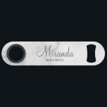 Modern Script Personalisiert Bridesmaid Speed Flaschenöffner<br><div class="desc">Personalisierte Bridesmaid-Geschenke mit dem personalisierten Namen der Brautjungfrau in Grauskripte Schriftart Stil mit dem Titel in modernen sans serif Schriftart Stil auf weißem Marmor Hintergrund. Auch perfekt für Trauzeuge, Trauzeuge, Brautvater, Trauzeugin, Brautmutter und mehr. Bitte beachten Sie: Die Marmordetails werden im Kunstwerk simuliert. Bei der Herstellung dieses Produktes wird kein...</div>