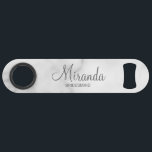 Modern Script Personalisiert Bridesmaid Speed Flaschenöffner<br><div class="desc">Personalisierte Bridesmaid-Geschenke mit dem personalisierten Namen der Brautjungfrau in Grauskripte Schriftart Stil mit dem Titel in modernen sans serif Schriftart Stil auf weißem Marmor Hintergrund. Auch perfekt für Trauzeuge, Trauzeuge, Brautvater, Trauzeugin, Brautmutter und mehr. Bitte beachten Sie: Die Marmordetails werden im Kunstwerk simuliert. Bei der Herstellung dieses Produktes wird kein...</div>