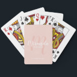 Modern Script Personalisiert Bridesmaid Spielkarten<br><div class="desc">Personalisierte Bridesmaid-Geschenke Dieses Design zeichnet sich durch den personalisierten Namen einer Brautjungfrau aus, der im Stil eines modernen, weißen Drehbuchschreibers und Monogramm in einem rot-rosa Schriftart mit modernem Drehbuch-Stil und einem Hintergrund mit dem Titel und dem Hochzeitstermin in einem Schriftartes, modernen serifenlosen Schriftart-Stil auf rot-rosa Hintergrund. Auch perfekt für Trauzeugin,...</div>