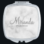 Modern Script Personalisiert Bridesmaid Taschenspiegel<br><div class="desc">Fügen Sie Ihrer Hochzeit eine persönliche Touch mit einem personalisierten Brautjunggeschenk hinzu. Dieses Design zeichnet sich durch den personalisierten Namen einer Brautjungfrau aus, die im Stil eines grauen, modernen Schriftartes mit Drehbuch und Hochzeitsdatum in einem grau-modernen Sans Serif Schriftart Stil auf weißem Marmorboden. Auch perfekt für Trauzeugin, Mutter der Braut...</div>