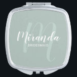 Modern Script Personalisiert Bridesmaid Taschenspiegel<br><div class="desc">Fügen Sie Ihrer Hochzeit eine persönliche Touch mit einem personalisierten Brautjunggeschenk hinzu. Dieses Design zeichnet sich durch den personalisierten Namen einer Brautjungfrau aus, die im Stil eines modernen Schriftartes mit weißer Schrift und Monogramm im modernen, schlanken Stil eines modernen Drehbuch-Schriftartes als Hintergrund mit dem Titel und dem Hochzeitdatum in weißem,...</div>