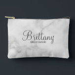 Modern Script Personalisiert Bridesmaid Zubehörtasche<br><div class="desc">Personalisierte Bridesmaid-Geschenke mit dem personalisierten Namen der Brautjungfrau in grauem,  modernem Drehbuch-Schriftart-Stil mit Titel und Hochzeitstermin im modernen serifenlosen Schriftart auf weißem Marmorboden. Auch perfekt für Trauzeugin,  Brautmutter,  Blume Mädchen und mehr.</div>
