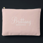Modern Script Personalisiert Bridesmaid Zubehörtasche<br><div class="desc">Personalisierte Bridesmaid-Geschenke mit dem personalisierten Namen der Brautjungfrau in einem modernen, weißen Drehbuch-Schriftart-Stil mit Titel und Hochzeitsdatum in modernen Sans Serif-Schriftart-Stil auf rot rosa Hintergrund. Auch perfekt für Trauzeugin, Brautmutter, Blume Mädchen und mehr.</div>
