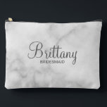 Modern Script Personalisiert Bridesmaid Zubehörtasche<br><div class="desc">Personalisierte Bridesmaid-Geschenke mit dem personalisierten Namen der Brautjungfrau in grauem, modernem Drehbuch-Schriftart-Stil mit Titel und Hochzeitstermin im modernen serifenlosen Schriftart auf weißem Marmorboden. Auch perfekt für Trauzeugin, Brautmutter, Blume Mädchen und mehr.</div>