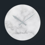 Modern Script Personalisiert Name White Marble Runde Wanduhr<br><div class="desc">Modernes Script Personalisiert Name White Marble Geschenk mit personalisiertem Namen in grau modernen Skript Schriftart Stil auf weißem Marmor Hintergrund. Ideal als Urlaubsgeschenk für sie,  Hauswärmespeck und Geschenk für alle besondere Anlass.</div>