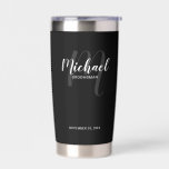 Modern Script Personalisiert Trauzeuge Name Thermobecher<br><div class="desc">Fügen Sie Ihrer Hochzeit eine persönliche Touch mit einem personalisierten Trauzeuge-Geschenk hinzu. Dieses Design zeichnet sich durch den personalisierten Trauzeuge-Namen im modernen, weißen Skript-Schriftart-Stil und Monogramm in hellgrau modernen Drehbuch-Schriftart-Stil als Hintergrund mit Titel und Hochzeit Datum in weiß modernen Sans Serif Schriftart Stil auf schwarzem Hintergrund. Auch perfekt für Trauzeugin,...</div>