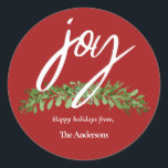 Modern Script Red Christmas Runder Aufkleber<br><div class="desc">Benutzerdefinierter Text mit diesem schicken Joy Modern Script Weihnachtssticker. Abmessungen: 1, 5"/20 pro Blatt Auch erhältlich in 3"/6 pro Blatt Bedruckt auf weißem,  säurefreiem Papier Vibrant Vollfarbdruck Vollblutdruck Scratch-resistente Vorderseite,  einfaches Abziehen und Zurückstecken in matt oder glänzend</div>