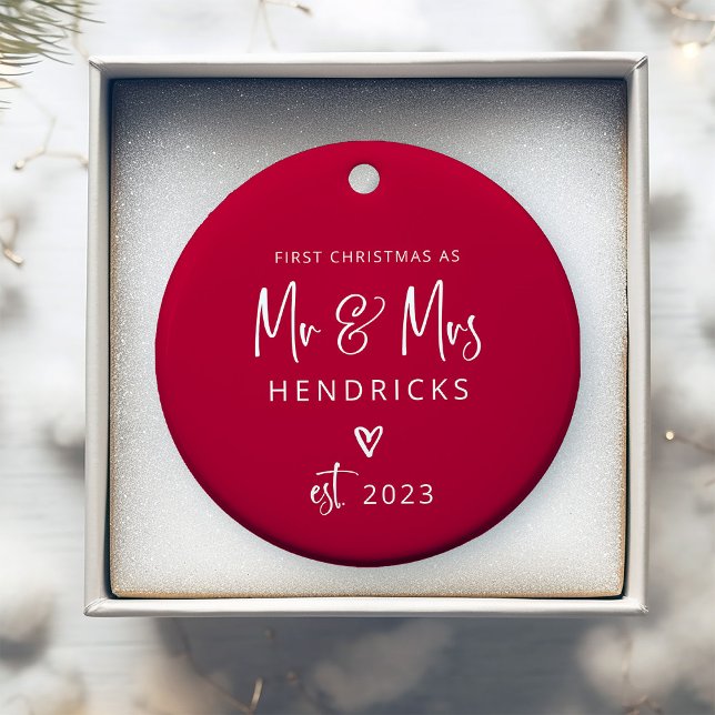Modern Script Red | Erste Weihnachten Herr und Fra Keramik Ornament (This modern, red and white Christmas ornament is the perfect keepsake for the newlyweds)