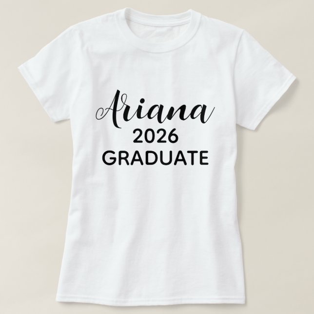 Modern Script Schwarz Weiß 2026 Absolvent Name T-Shirt (Design vorne)