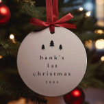 Modern Simple Baby First Christmas Tree Foto Keramik Ornament<br><div class="desc">Ein moderner,  schlichter First Christmas Tree Foto-Ornament mit minimalistischem Stil auf der Vorderseite in Schwarz-Weiß und neugeborenem Foto auf der Rückseite. Klicken Sie auf die Schaltfläche Bearbeiten,  um dieses Design mit Ihren Daten und Foto anzupassen.</div>