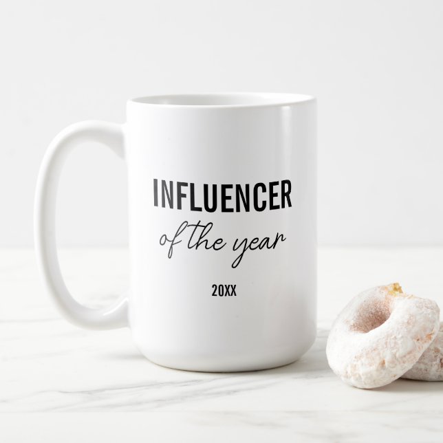 Modern Simple Black and White Script Influencer Kaffeetasse (Mit Donut)