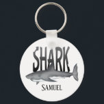 Modern Simple Ocean Shark Bite Typografy Schlüsselanhänger<br><div class="desc">Haibeiß personalisieren Schlüsselanhänger mit lustigen niedlich für ihn Keepsake,  sportliche Hobby Papa masculine,  moderne klassische Ehemann einfache Typografie,  Meer Salzwasser tropische draußen,  ideal für Fischer Fischer Fischer,  Haibeiß Meer Meeresfrüchte Hafen,  angler anglende nautische Küstensalz,  Vater Großvater,  Vater Rentner Geburtstag Urlaub Hai personalisierten Hai</div>