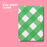 Modern Simple Trendy Green Gingham Monogram iPad Pro Cover<br><div class="desc">Die iPad Smart Cover mit einem hellgrünen Gingham-Muster und einem goldfarbenen Monogramm ist das perfekte Zubehör für jeden technisch versierten Individuum. Das lebendige Gingham Design fügt Ihrem iPad einen Pop von Farbe und Persönlichkeit hinzu, während die schlanke, intelligente Abdeckung das Gerät vor Kratzern und Beschädigungen schützt. Das goldene Tonmonogramm fügt...</div>