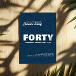 Modern stilvoll | 40. Geburtstag Foto Einladung<br><div class="desc">Feiern Sie Ihren Meilenstein mit dieser modernen Geburtstagseinladung, die ein gewagtes Zeitalter in beeindruckender Typografie mit eleganten Schriftzeichen-Akzenten und einem strukturierten abstrakten Hintergrund verbindet. Die Vorderseite zeigt den Namen, das Alter, das Party und die Veranstaltungsdetails des Geburtstags, während auf der Rückseite Platz für ein persönliches Foto vorhanden ist, um es...</div>