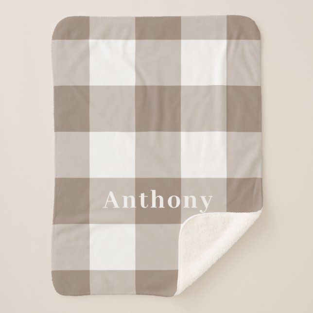 Modern Taupe Gingham Pattern Monogram Name Sherpadecke (Vorderseite)