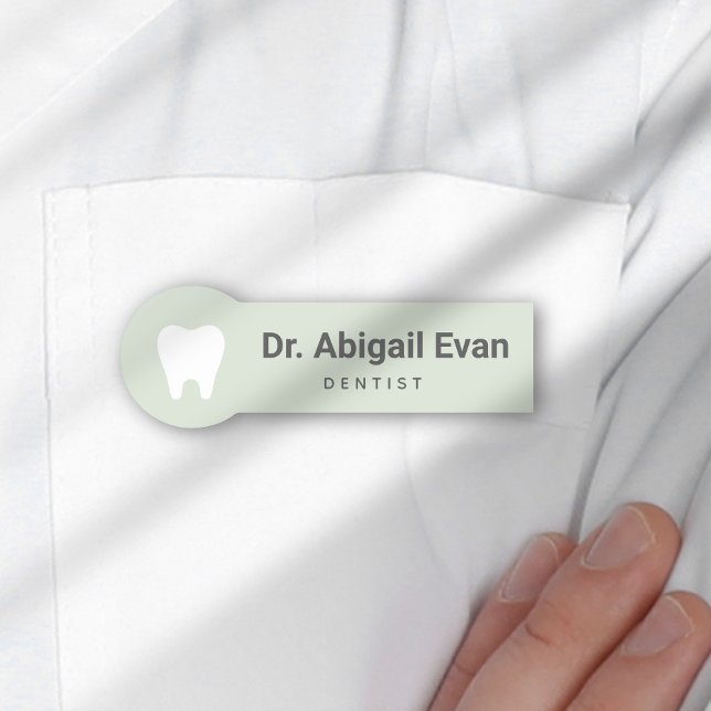 Modern Tooth Sage Green Professional Orthodontist Namensschild (Modern Tooth Sage Green Professional Orthodontist Name Tag)