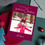 Modern Trendy Christmas Foto Magenta Feiertagskarte<br><div class="desc">Mit der Magenta Holiday Card präsentieren wir Ihnen unser Modern Trendy Christmas Foto Magenta - die perfekte Art, Ihren Urlaubsgruß um einen Pop von Farbe und Stil zu bereichern! Diese elegante und elegante Karte besticht durch eine fette Magenta-Hue, die sich zwischen den traditionellen Rottönen und Grüntönen abhebt. Personalisieren Sie diese...</div>