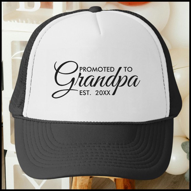 Modern Typography Promoted To Grandpa Est. Year Truckerkappe (Von Creator hochgeladen)