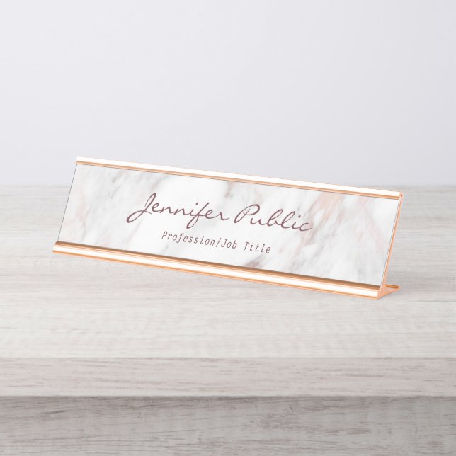 Modern Typography Script Elegant Rose Gold Marble Schreibtischnamensplakette (Vorderseite )