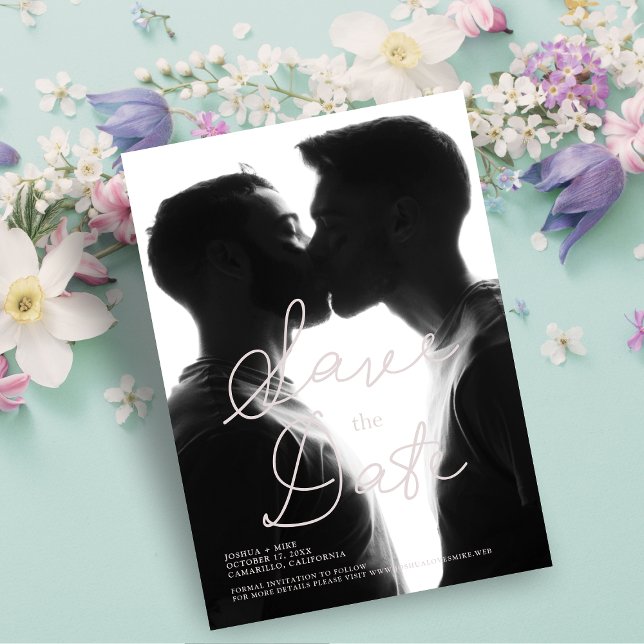Modern Typography with Romantic Gay Couple (Von Creator hochgeladen)