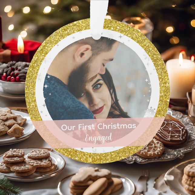 Modern Unser erstes Weihnachten Verlobt 2 Fotos Ornament (Our First Christmas Together Engaged. Elegant Golden Glitter Christmas Ornament. 2 Photos Snowflakes)