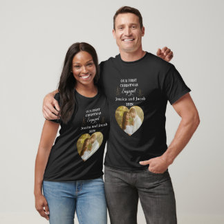 Modern Unser erstes Weihnachten Verlobtes Herz Fot T-Shirt