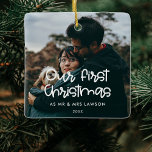 Modern Unser erstes Weihnachtsfest-Foto Keramikornament<br><div class="desc">Eine moderne Typografie für diese Foto-Ziersammlung. So passen Sie sich an Ihr Lieblingsbild an. Sie können die Farbe des Schriftartes auch ganz nach Ihren Wünschen ändern.</div>
