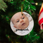 Modern Unsere ersten Weihnachten als Großeltern Keramik Ornament<br><div class="desc">Eine trendige Typografie und ein modernes Design für dieses Foto-Ornament. So passen Sie Ihre Lieblingsbilder an. Sie können die Farbe des Schriftartes auch ganz nach Ihren Wünschen ändern. Ideal,  um Ihre ersten Weihnachten als neue Großeltern zu feiern.</div>