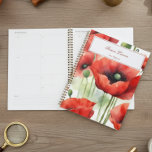 Modern Watercolor Red Poppies Planer<br><div class="desc">Dieses schlichte Design verleiht Ihrem Tag Stil,  mit einem grafischen,  blumengeschmückten grafischen Hintergrund aus atemberaubenden roten,  grünen,  schwarz-weißen Pappeln. Fügen Sie einen Namen hinzu,  um ihn zu personalisieren. Macht ein großartiges Brautparty,  Weihnachten oder Muttertagsgeschenk. Erstellt von der einfachen Farmhouse Press.</div>
