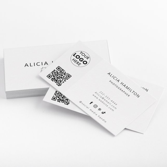 Modern | weiß | QR-Code und Logo | MINIMALISTISCH Visitenkarte (A sleek white minimalist business card design which features customisable QR Code & logo.)