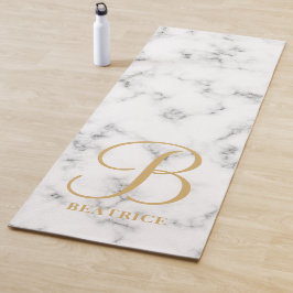 Modern weißer Marmor Goldtypografie Name Monogramm Yogamatte