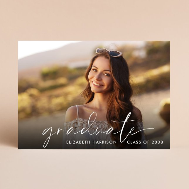 Modern White Script Foto Overlay Abschluss Ankündigung (Cherish the milestone: share your graduate's achievement with a custom photo graduation announcement)