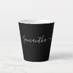 Modern White Script Typografy Name on Black Milchtasse<br><div class="desc">Eine moderne Tasse mit angesagten Schriftzeichen mit weißem Schriftzeichen auf schwarz. Wenn Sie es vorziehen,  aus vielen anderen Schriften zu wählen,  indem Sie auf "weiter anpassen" klicken und das Schriftart-Menü in unserem Design-Tool benutzen.</div>