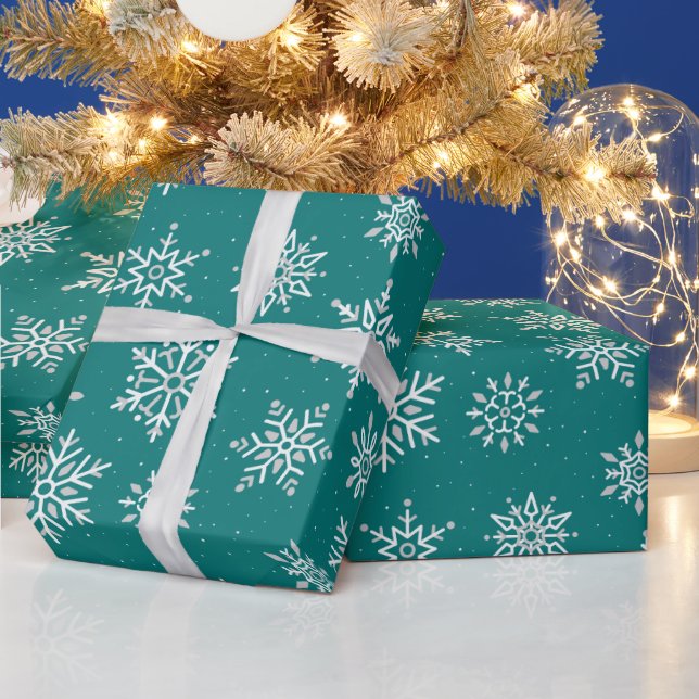 Modern Winter Snowflake Blue Green Holiday Geschenkpapier (Feiertage)
