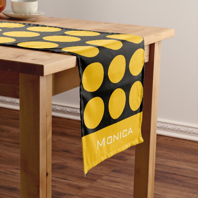 Modern yellow  beige &black dots monogram name großer tischläufer (Beispiel)