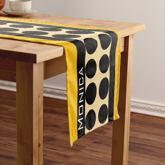 Modern yellow  beige &black dots monogram name kurzer tischläufer (Beispiel)